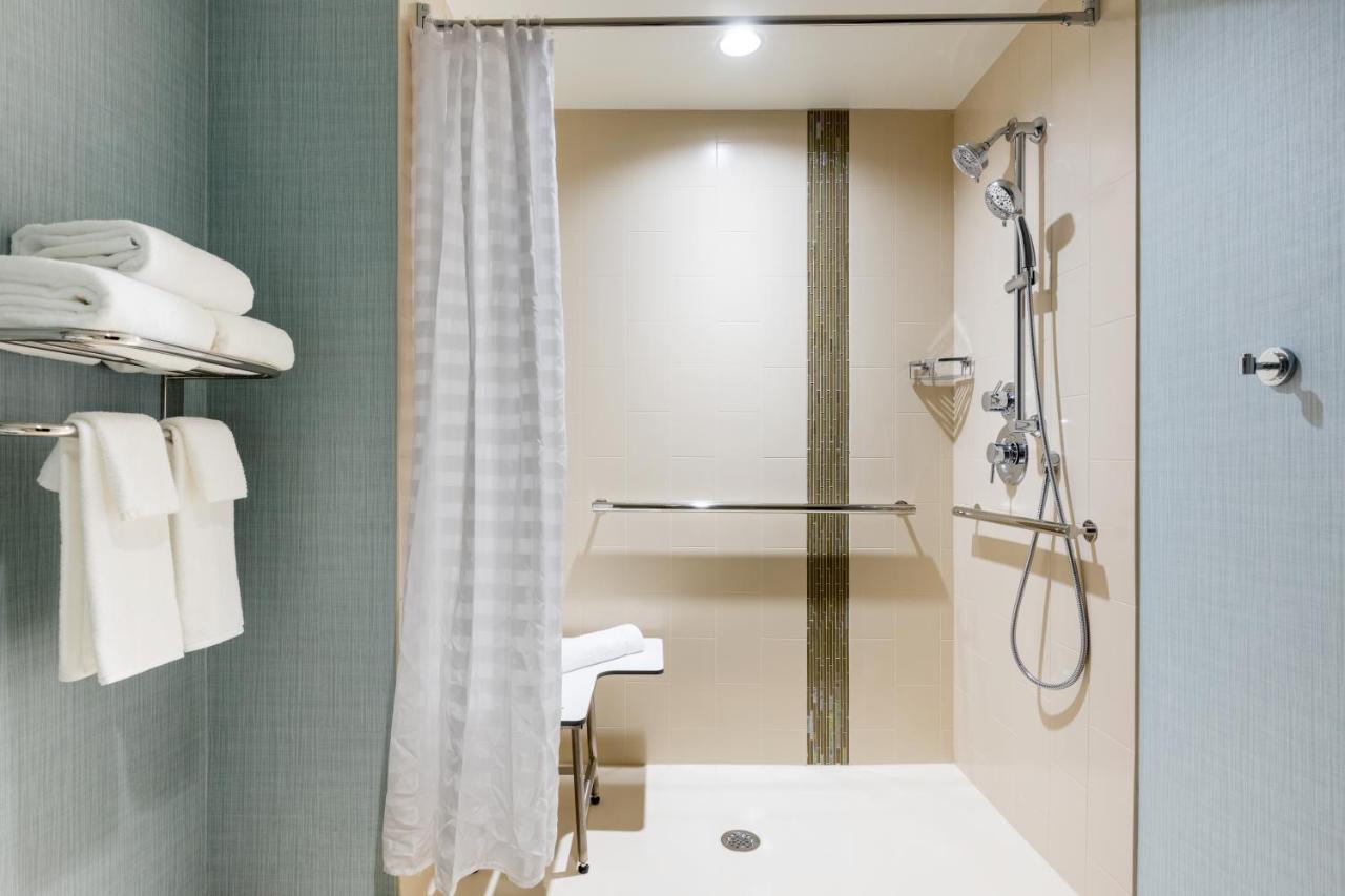 Habitación con cama extragrande y sofá cama
