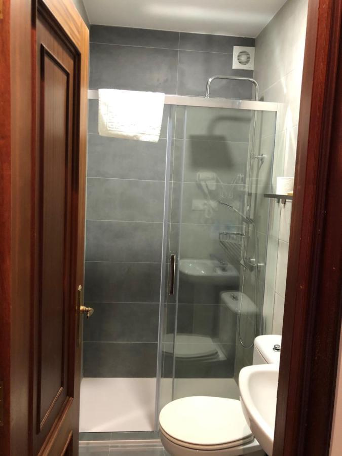 Habitación con cama grande y balcón