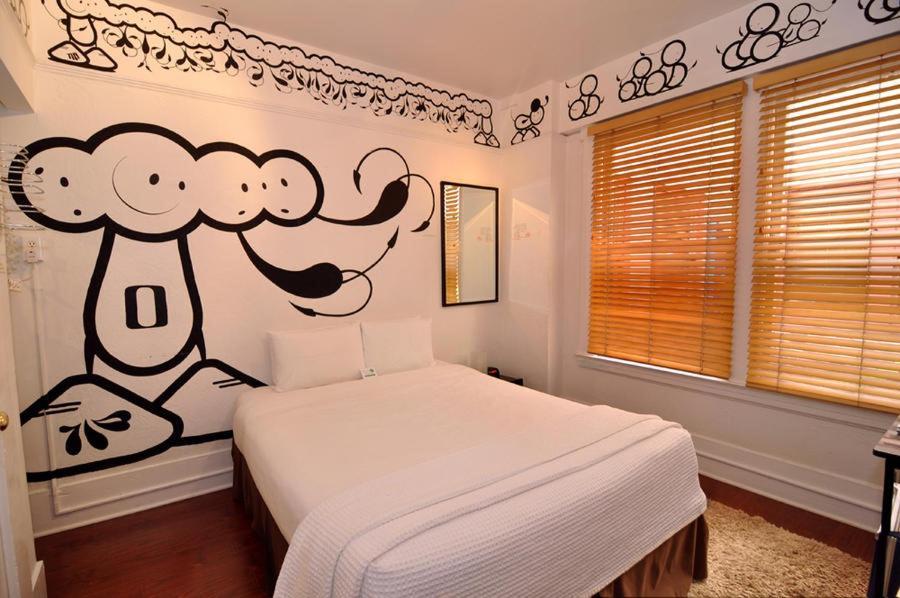 Chambre Lit Queen-Size avec Salle de Bains Commune