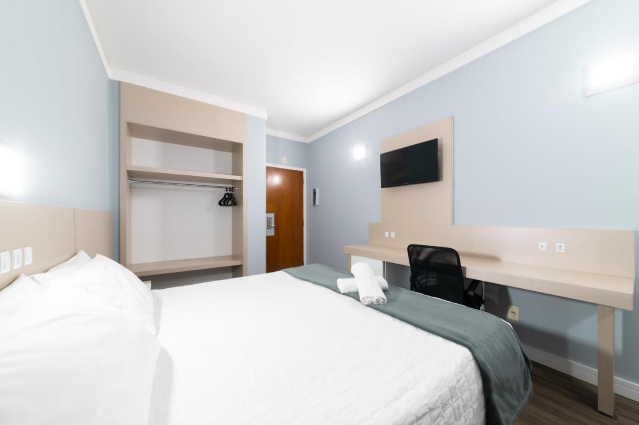 Quarto Duplo Standard com Cama de Casal