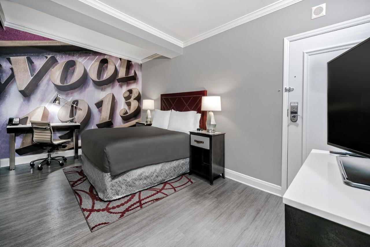 Standard Queen Room with Roll-in Shower - Mobility Access