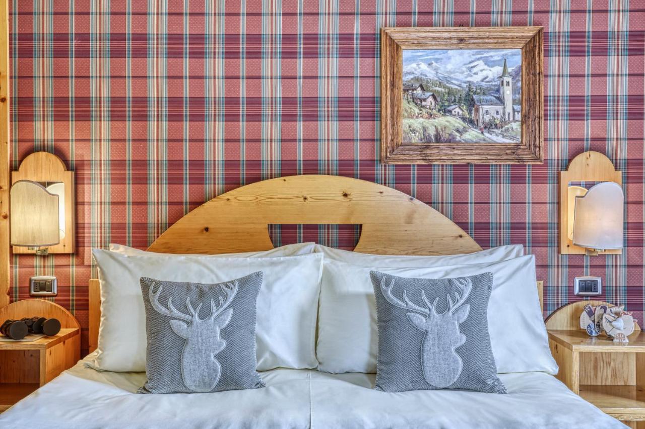 Camera Matrimoniale Superior con Letto Supplementare e Balcone