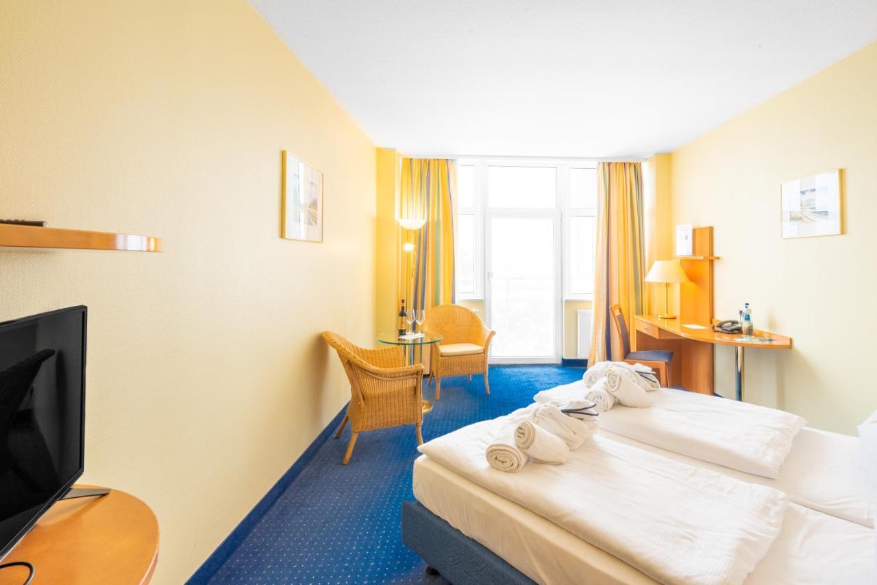 Doppelzimmer mit Balkon und Meerblick