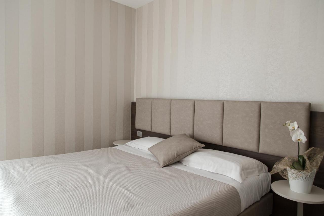 Zimmer mit Kingsize-Bett und Whirlpool