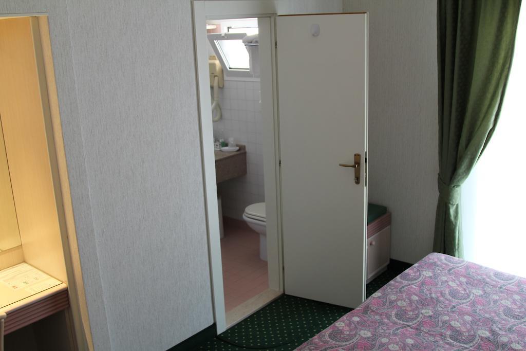 Dreibettzimmer mit Balkon und seitlichem Meerblick