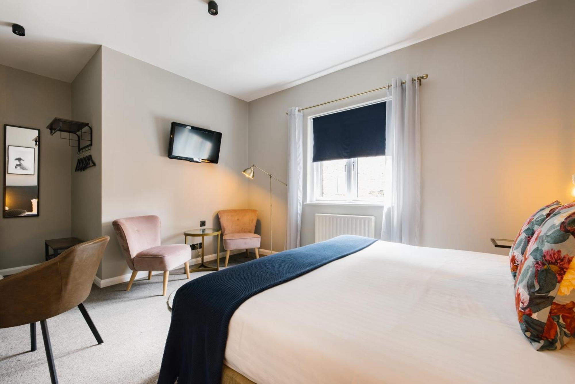Zimmer mit Kingsize-Bett