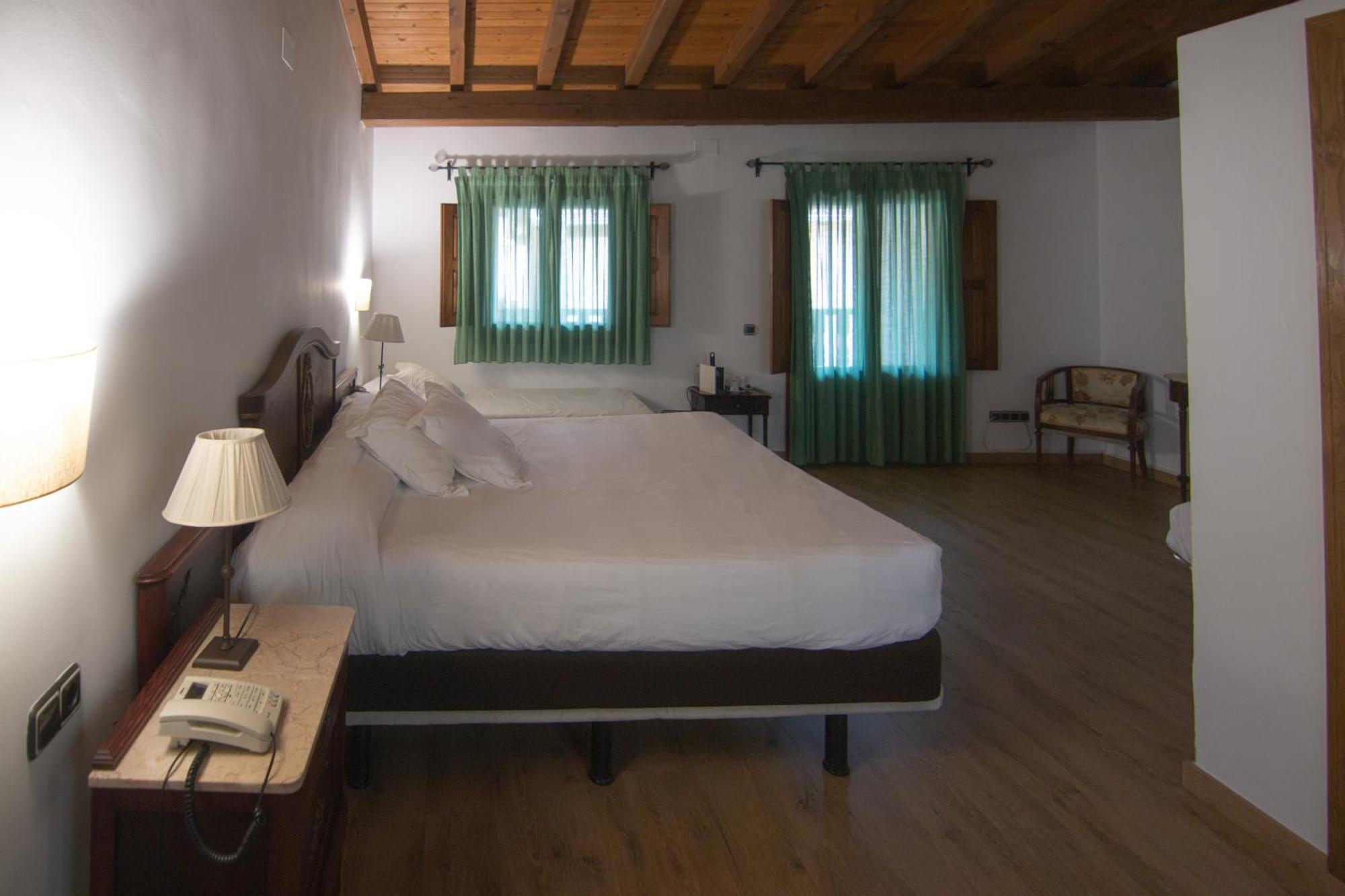 Habitación Superior con cama extragrande y terraza
