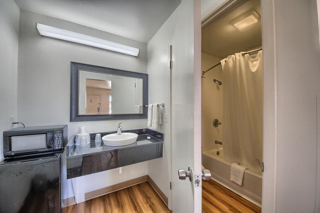 King Room - Disability Access - Non-Smoking