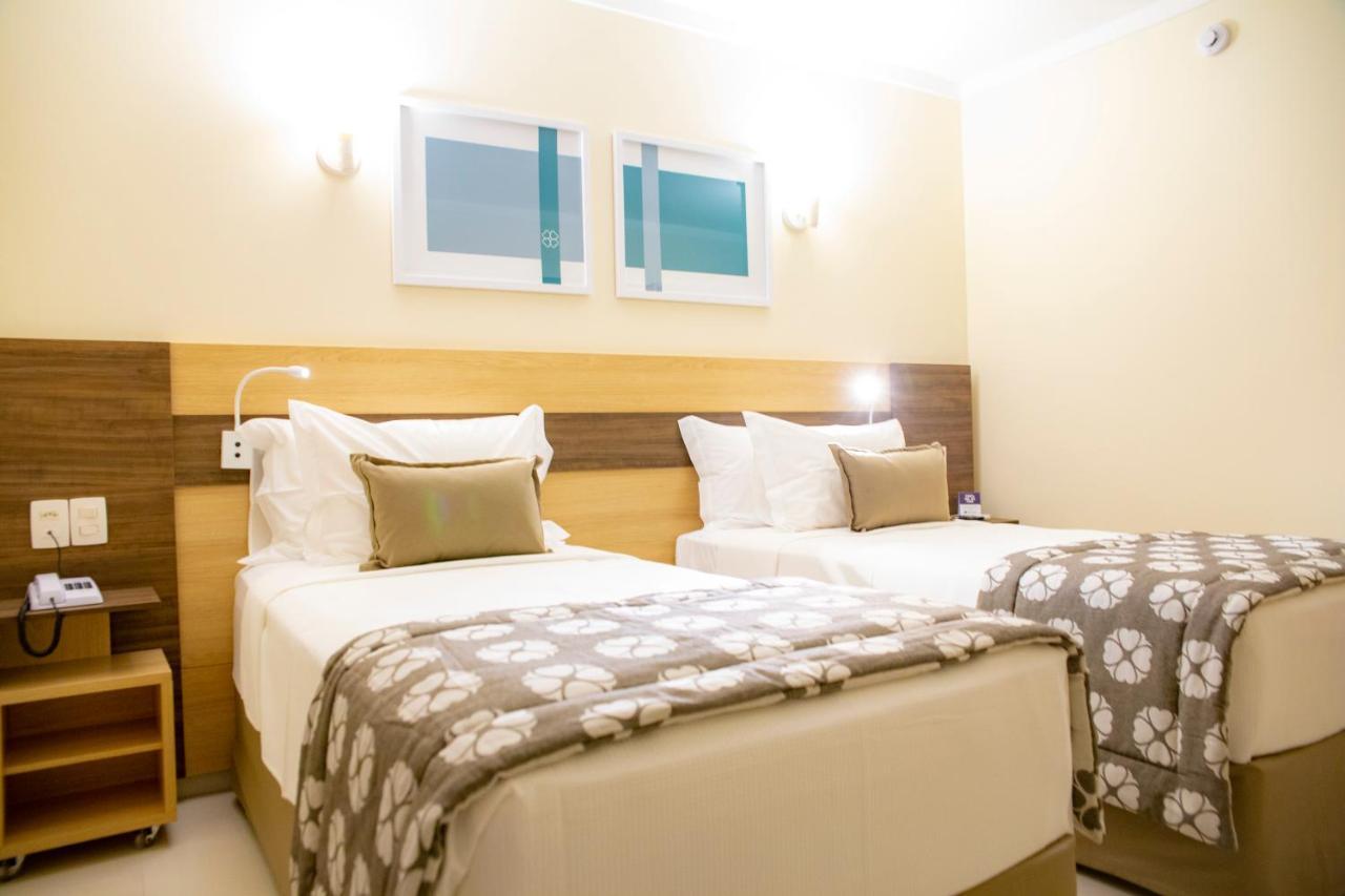 Quarto Grande com 2 Camas de Solteiro