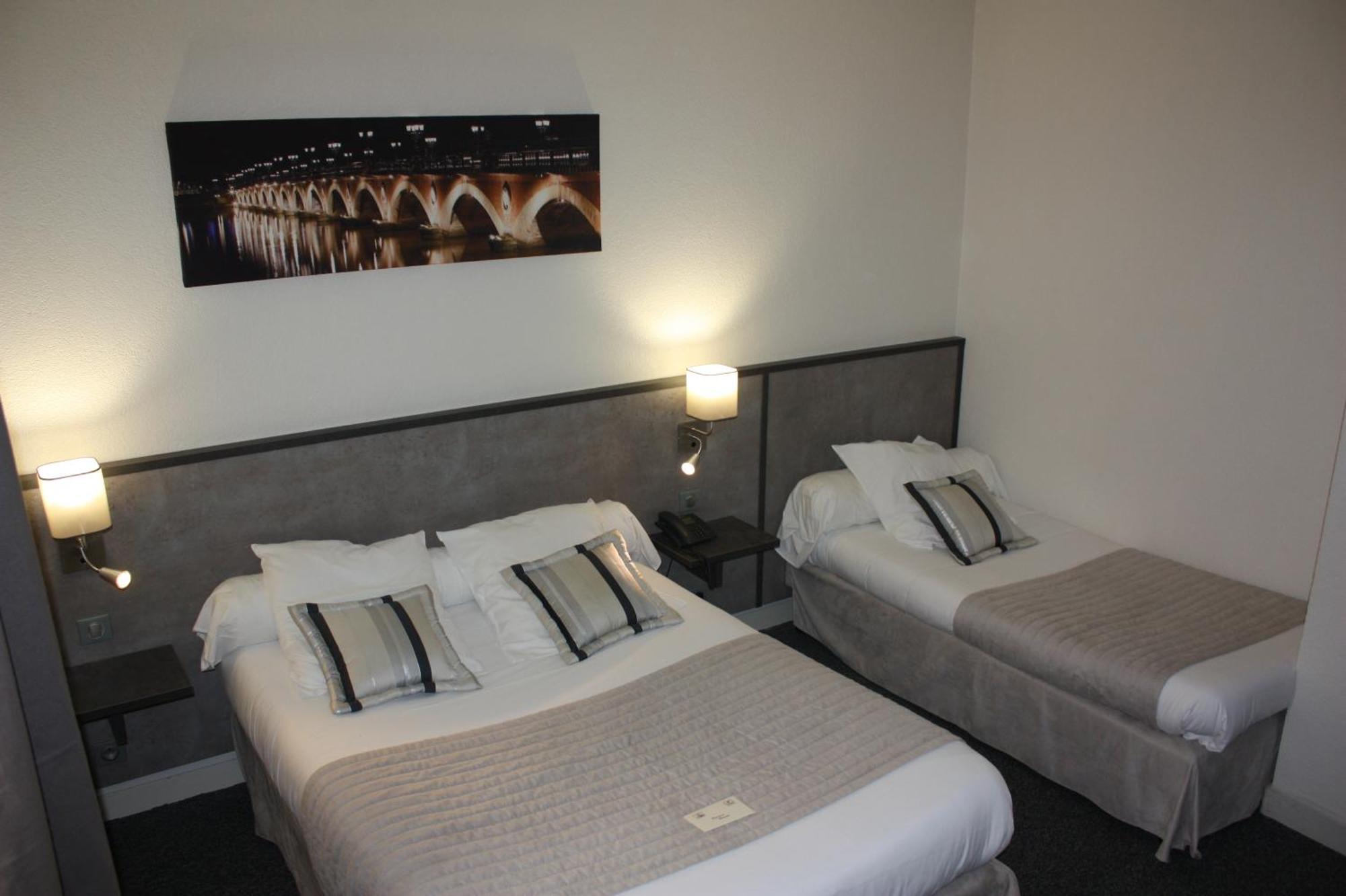 Chambre Triple - Vue sur La Place d'Armes