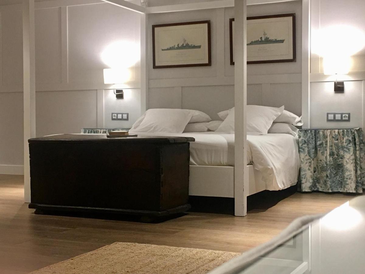 Habitación con cama grande
