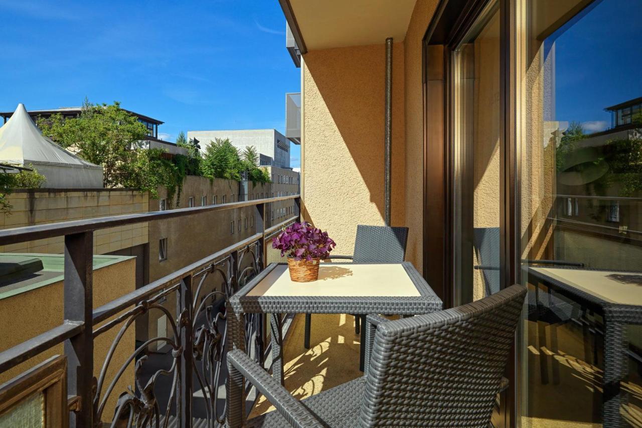 Garden Superior Zimmer mit Kingsize-Bett und Balkon