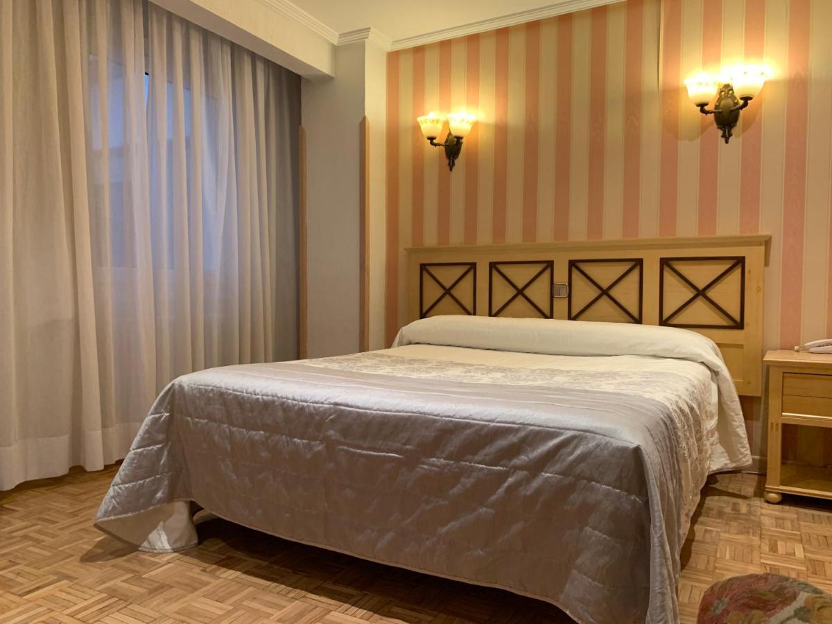 Habitación con cama grande