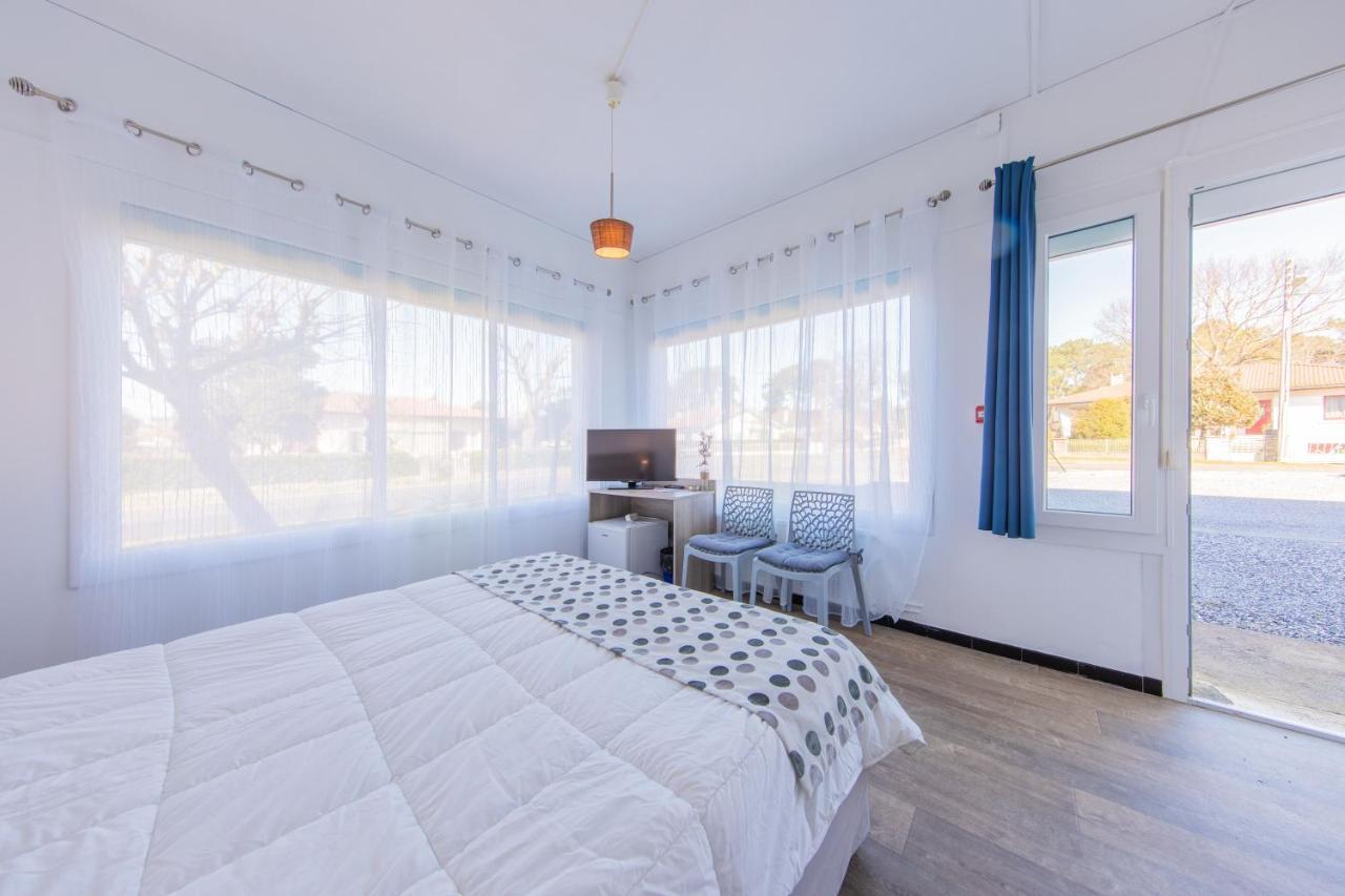 Chambre Triple (Chambre et Salle de Bains pour Personnes à Mobilité Réduite)