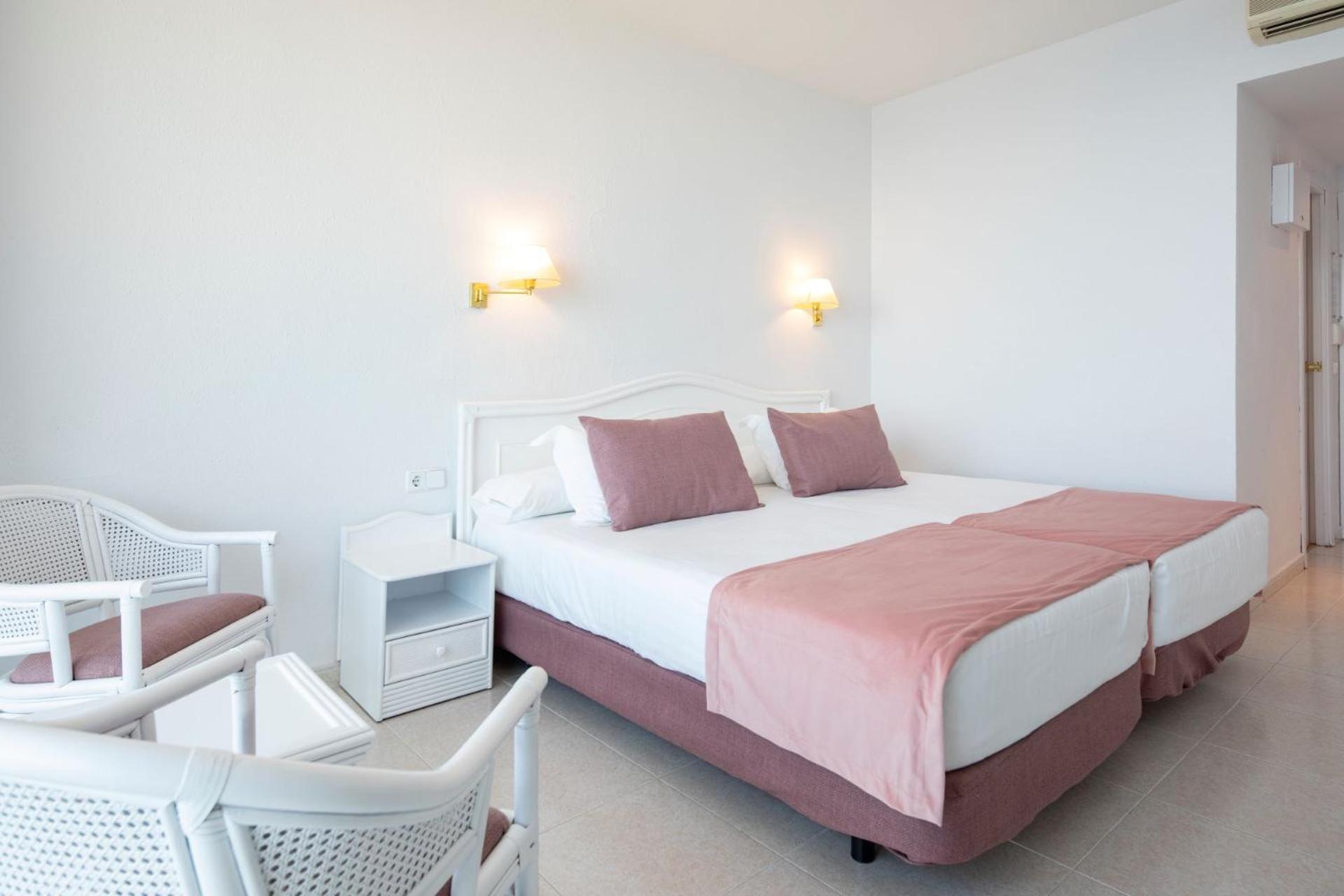 Chambre Double Classique avec Balcon - Vue Latérale sur Mer