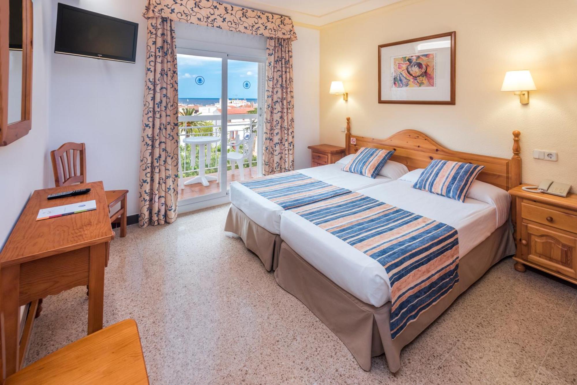 Habitación Doble con balcón y vistas a la piscina - 1 o 2 camas