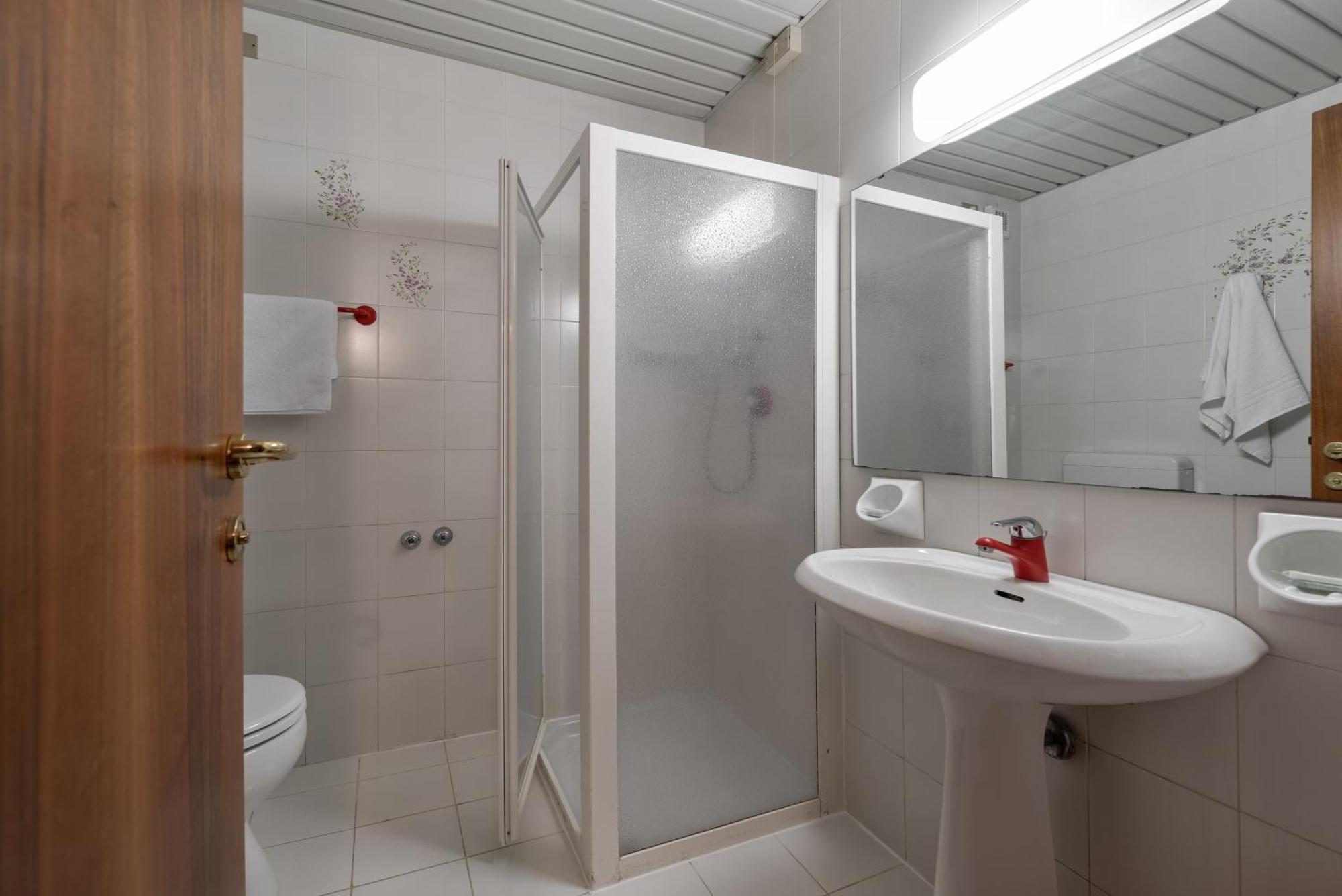 Dreibettzimmer mit Poolblick