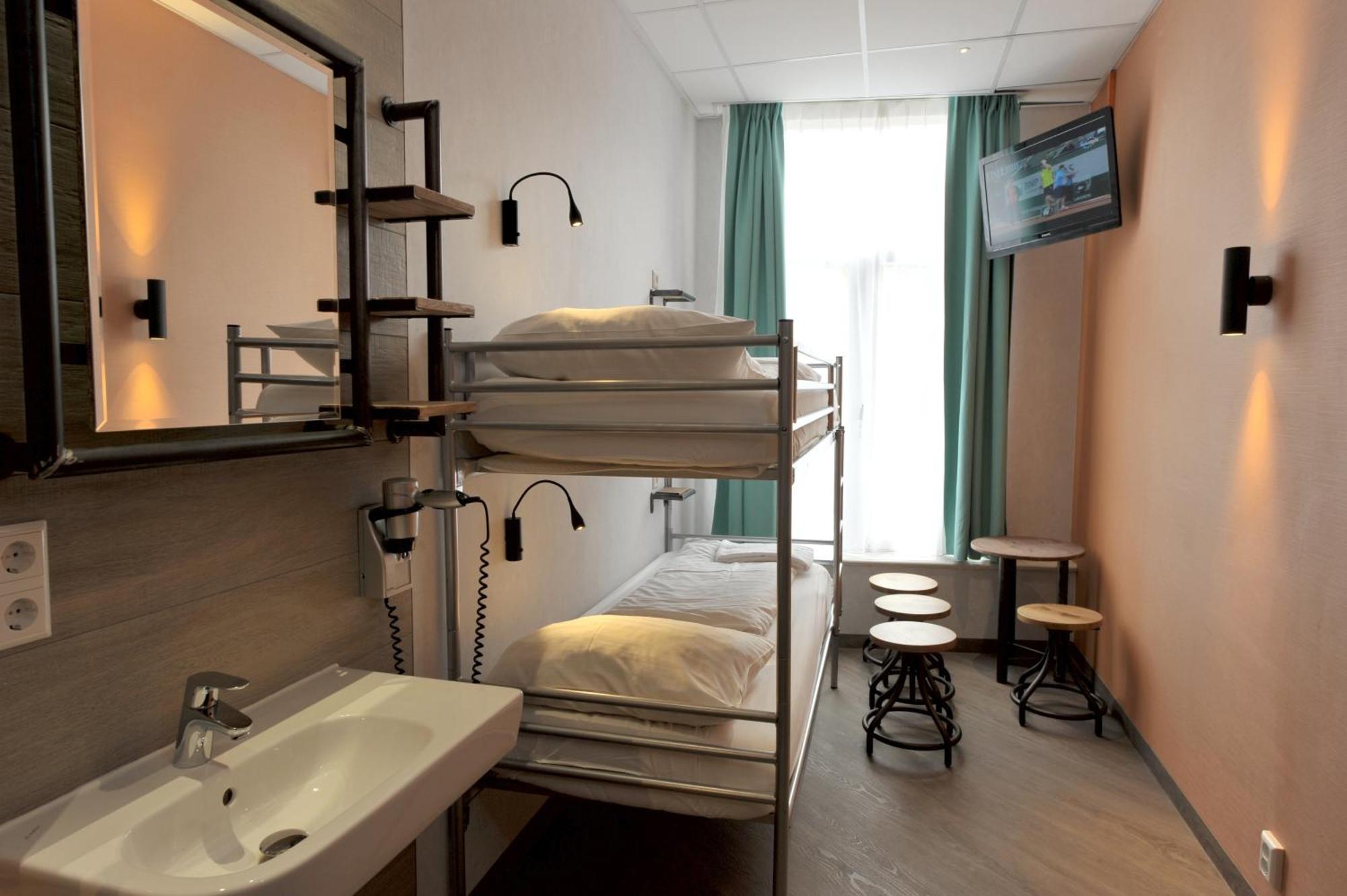 Twin Room Shared Facilities,1209961882:JPEG