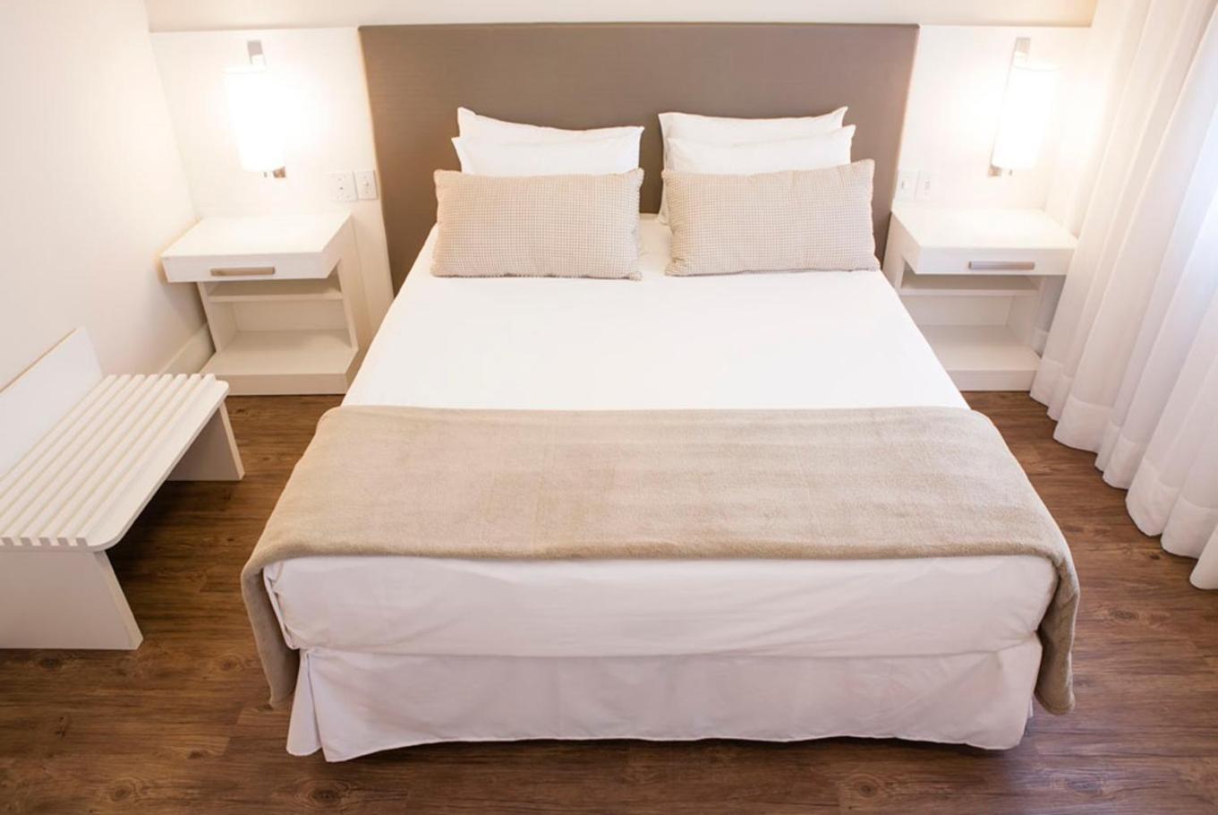 Quarto duplo de luxo com cama queen-size e sofá-cama