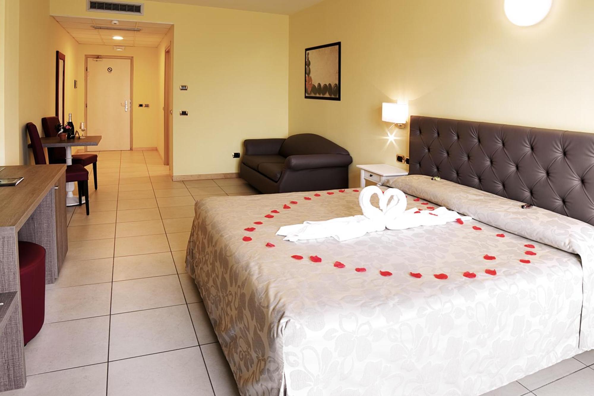 Double or Twin Room with Lake View,1552802896:JPEG
