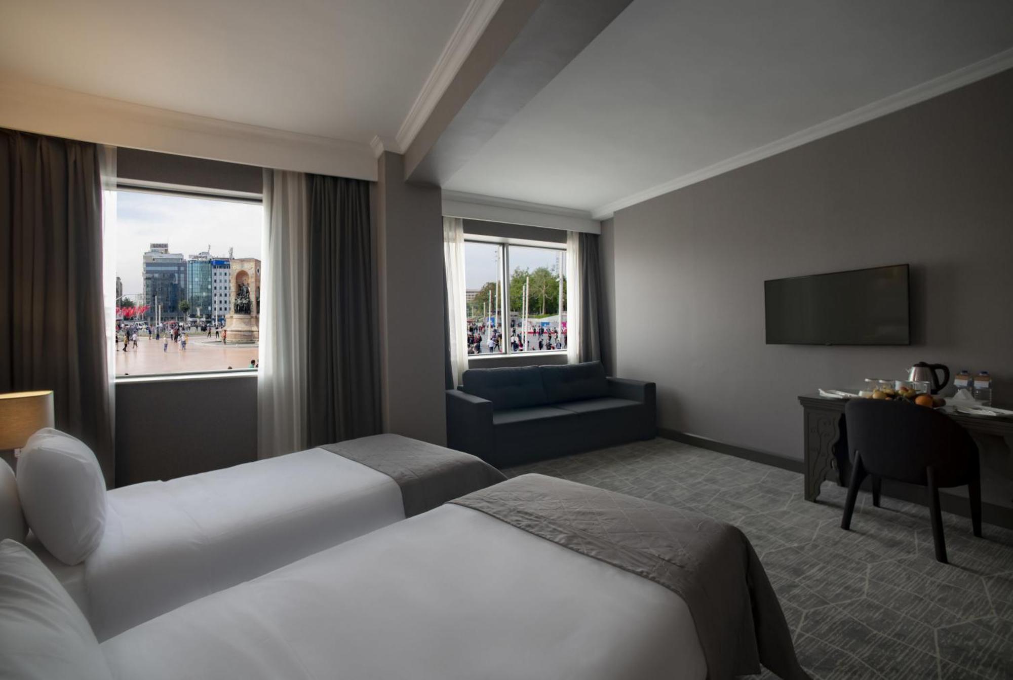 Familienzimmer mit Verbindungstür und Stadtblick