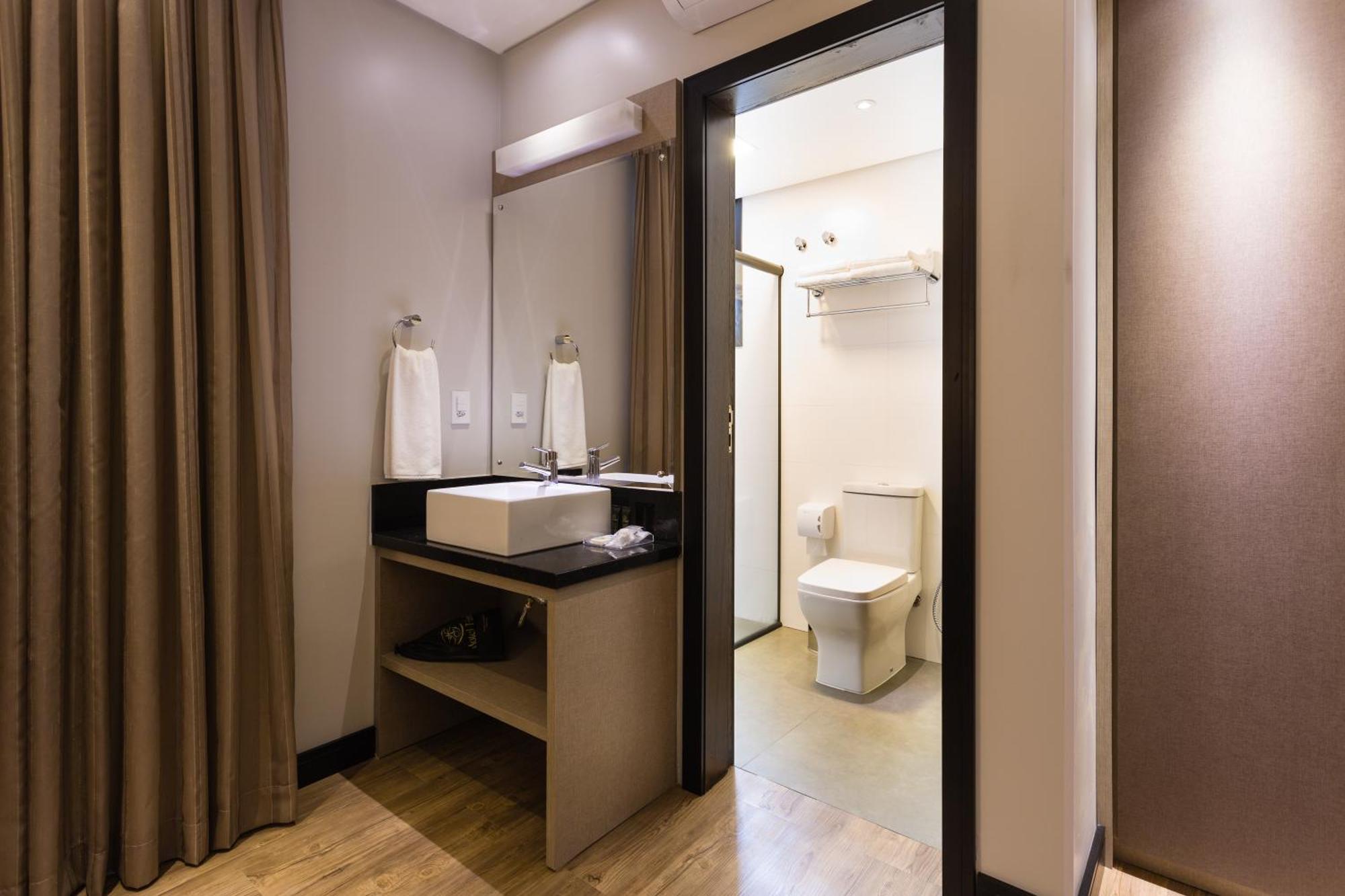 Suíte Tripla Premium com Cama de Casal