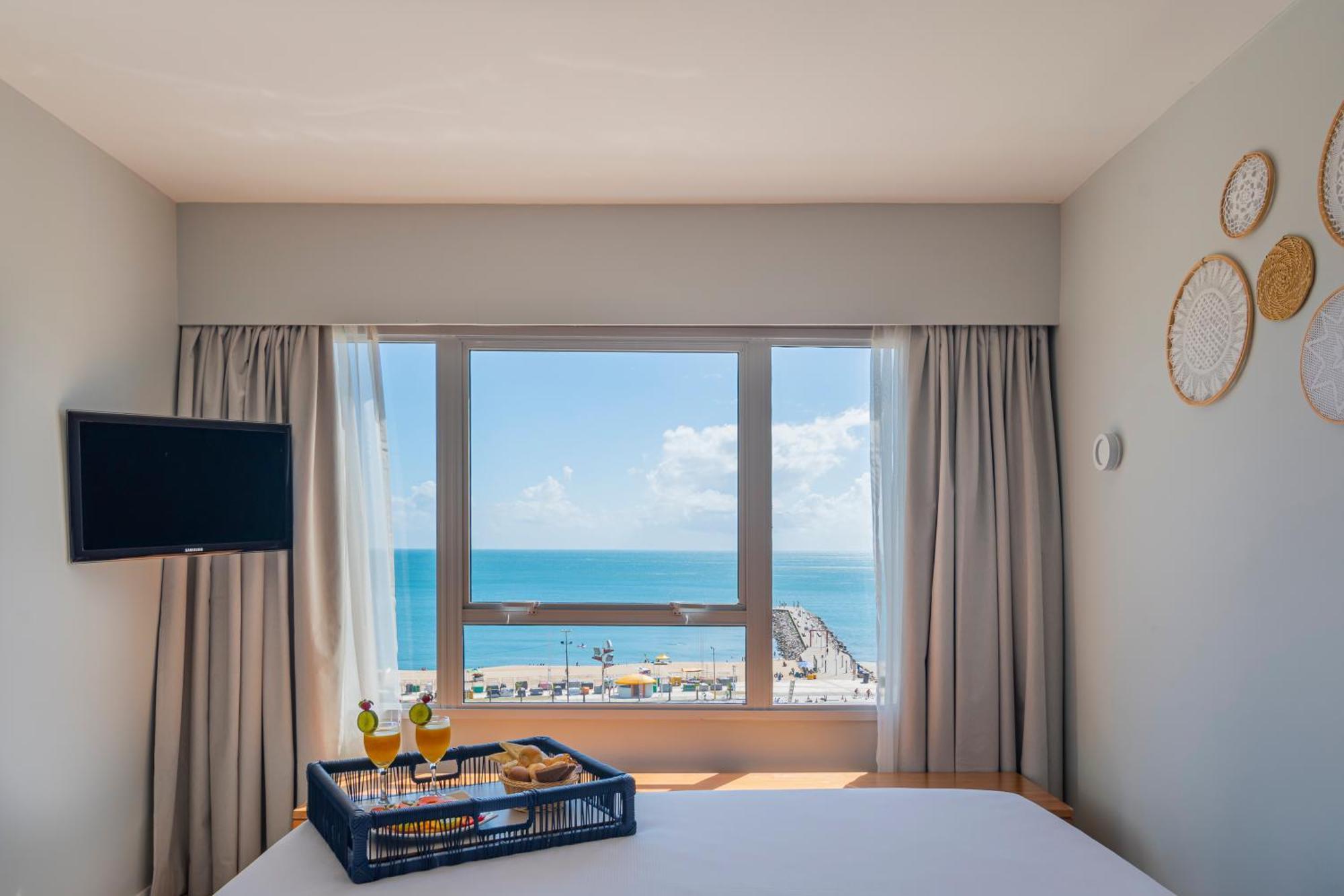 Quarto com Cama King-size e Vista do Mar