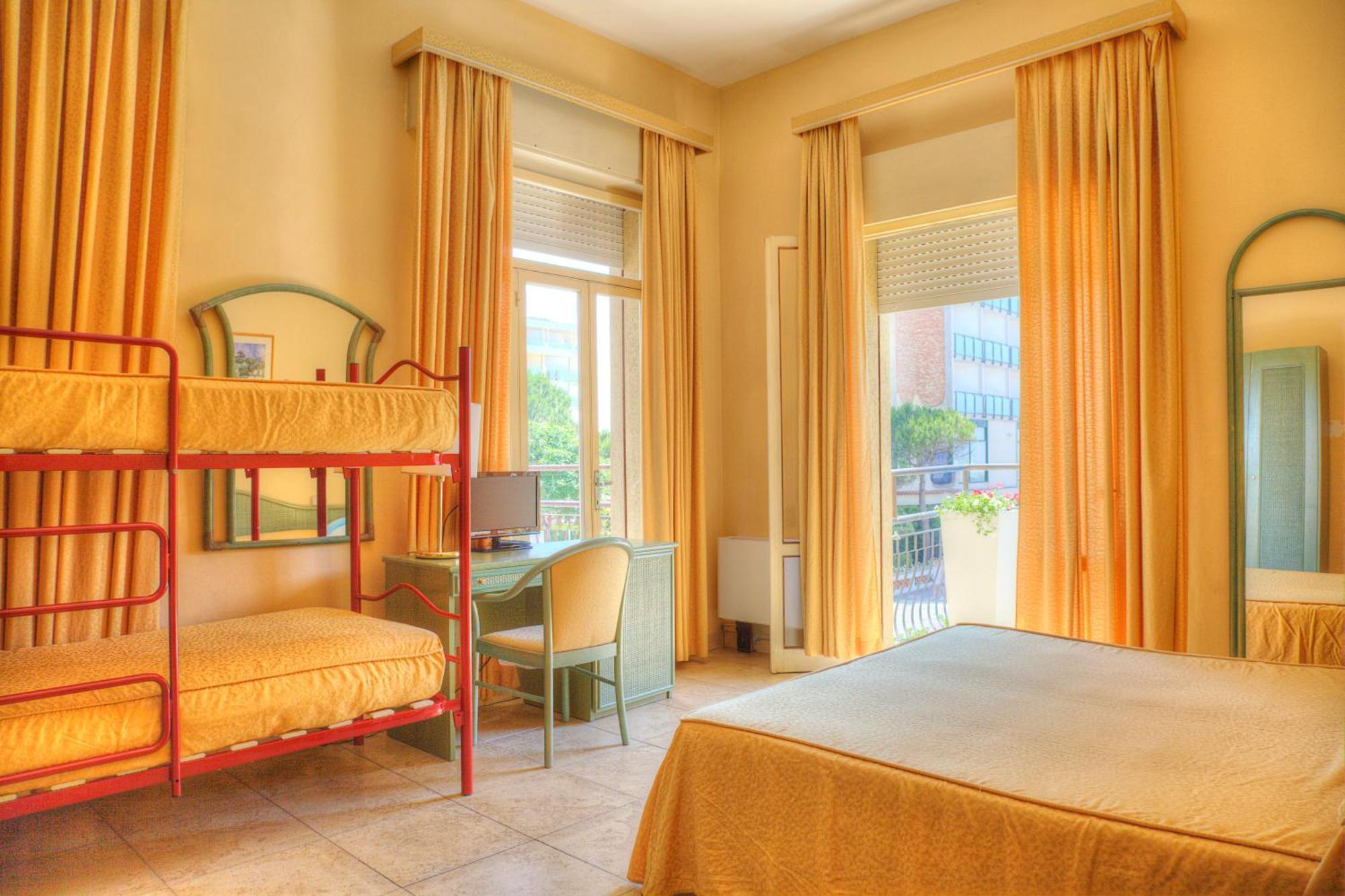 Vierbettzimmer mit Balkon