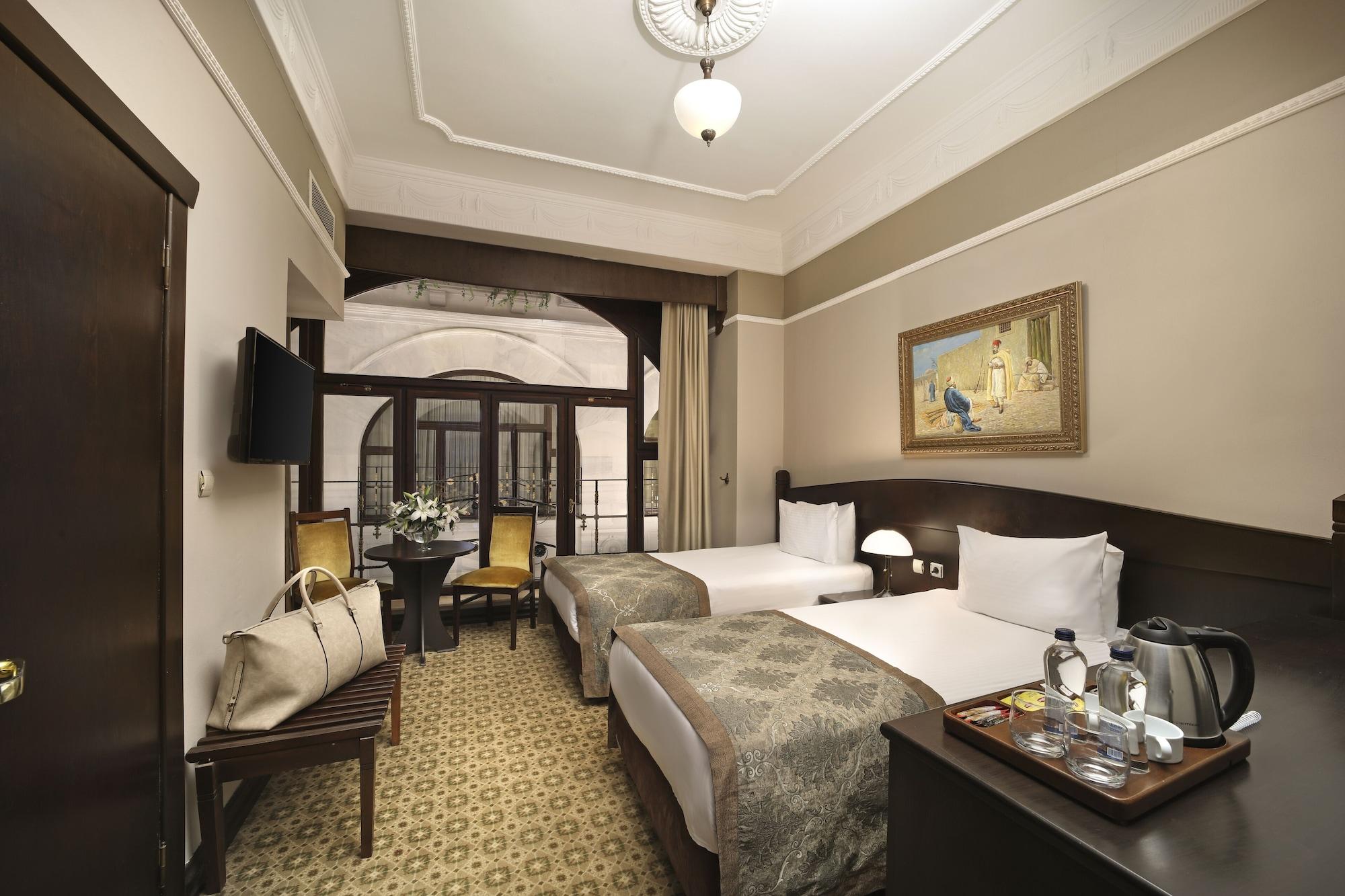 Guest Room Atrium view, King or Twin
