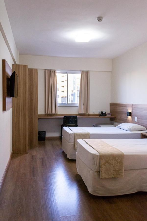 Quarto com 2 Camas de Solteiro