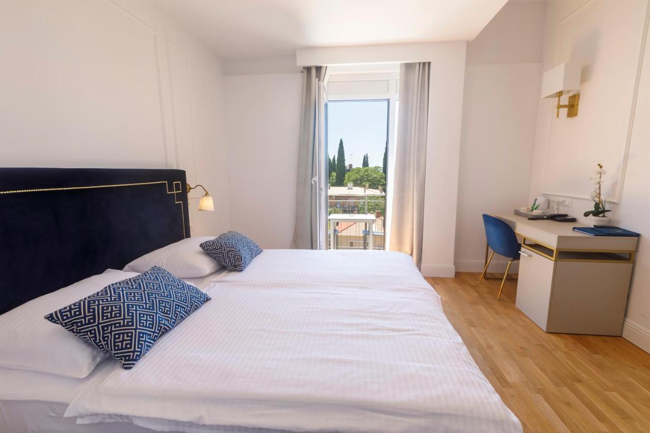 Dreibettzimmer mit Balkon