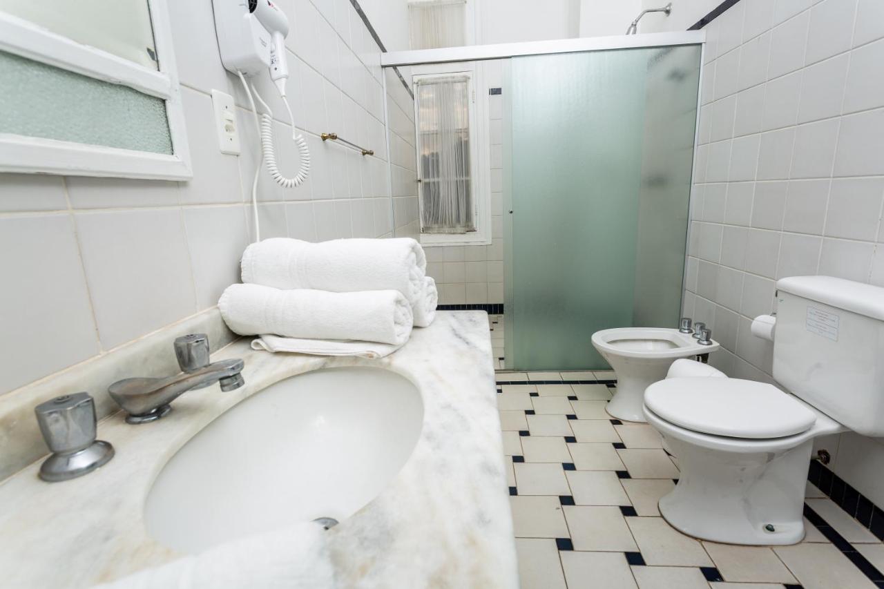 Quarto com 2 Camas de Solteiro e Vista do Jardim