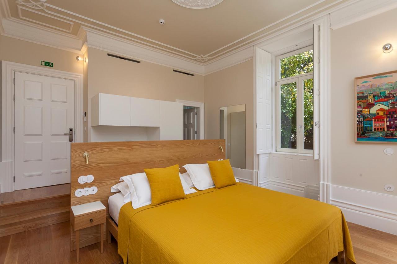 Zimmer mit Kingsize-Bett und Gartenblick.