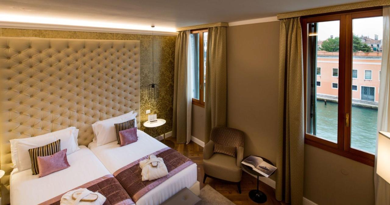 Quarto Superior com Cama Queen-size e Vista do Canal