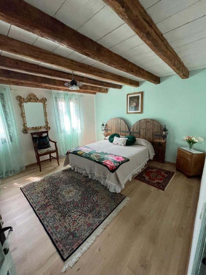 Zimmer mit Kingsize-Bett