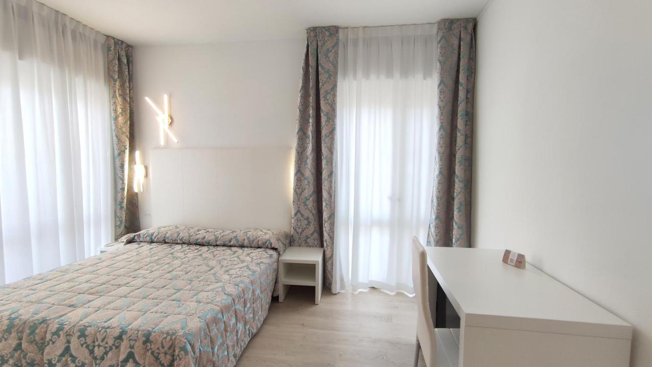 Doppelzimmer mit Balkon und seitlichem Meerblick