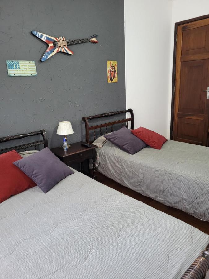 Quarto com 2 Camas de Solteiro e Banheiro Privativo