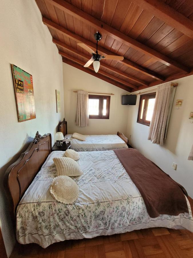 Quarto Triplo com Banheiro Privativo