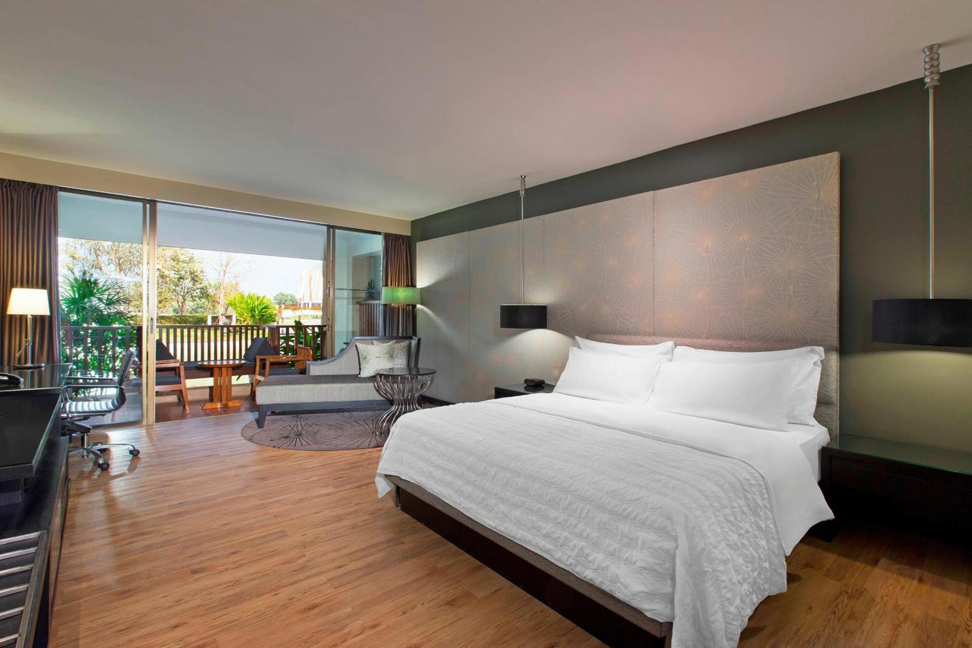 Deluxe Zimmer mit Kingsize-Bett und Gartenblick