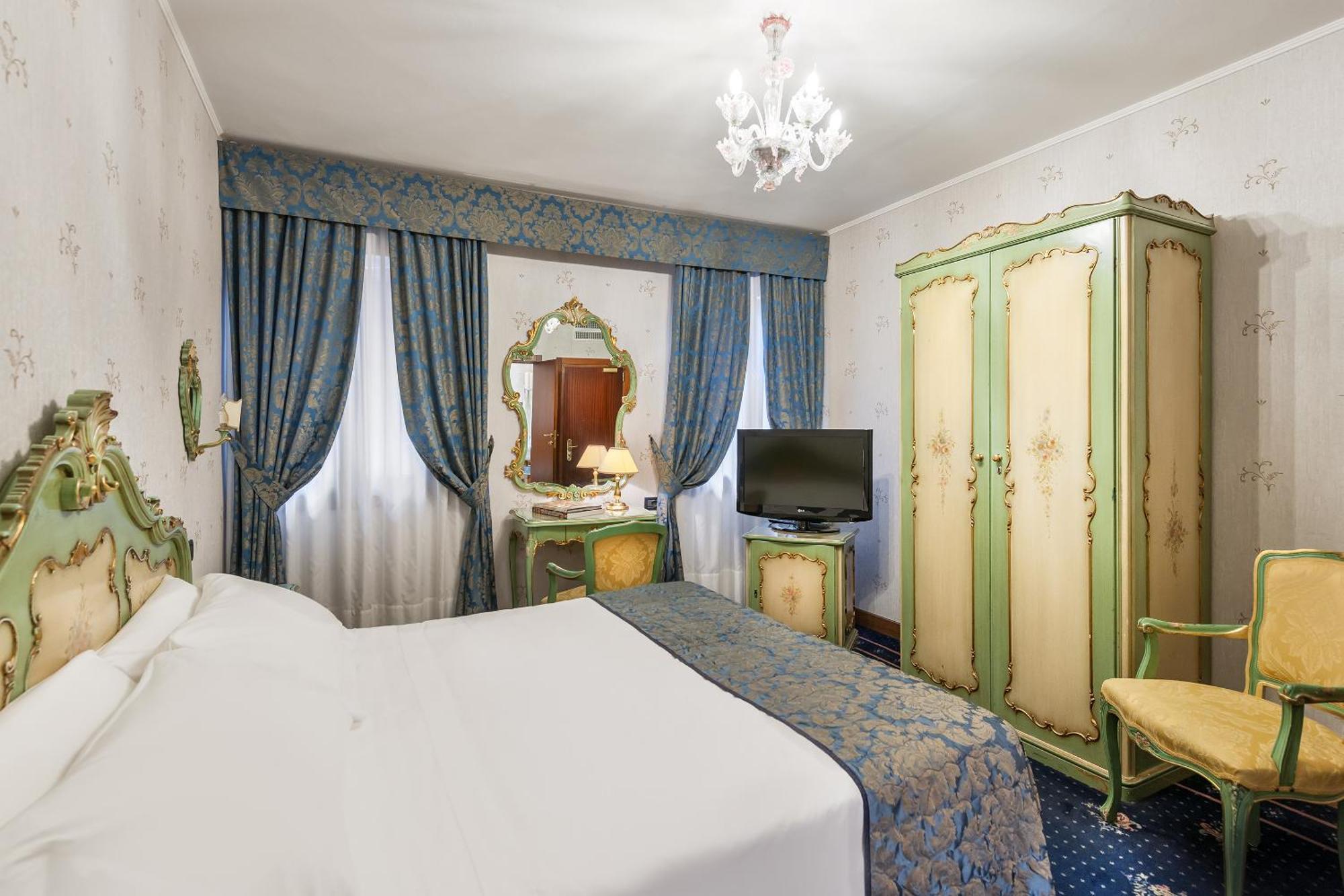 Quarto Clássico com Cama de Casal ou 2 de Solteiro
