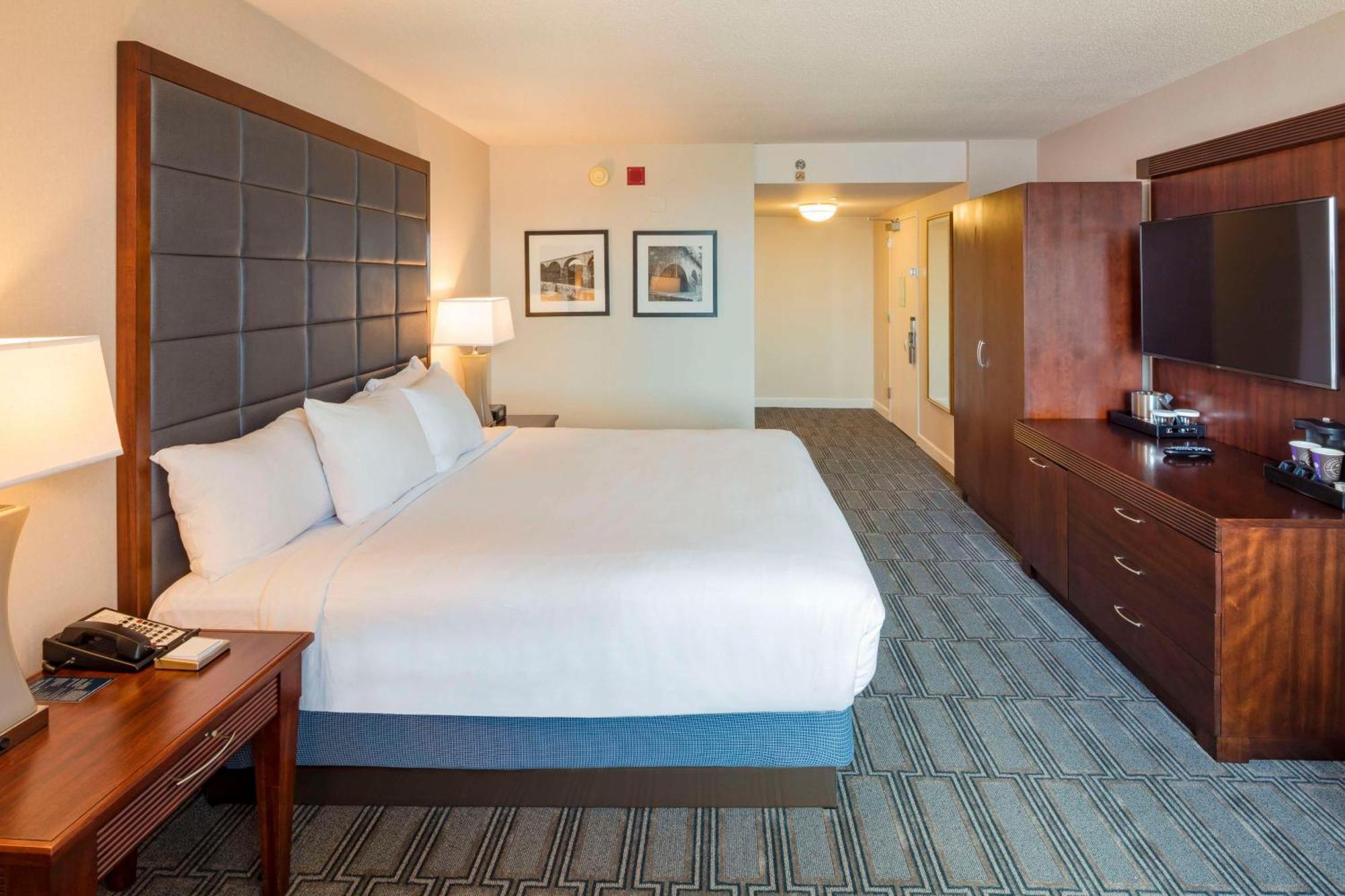 Deluxe King Room with Skyline View,1275548680:JPEG