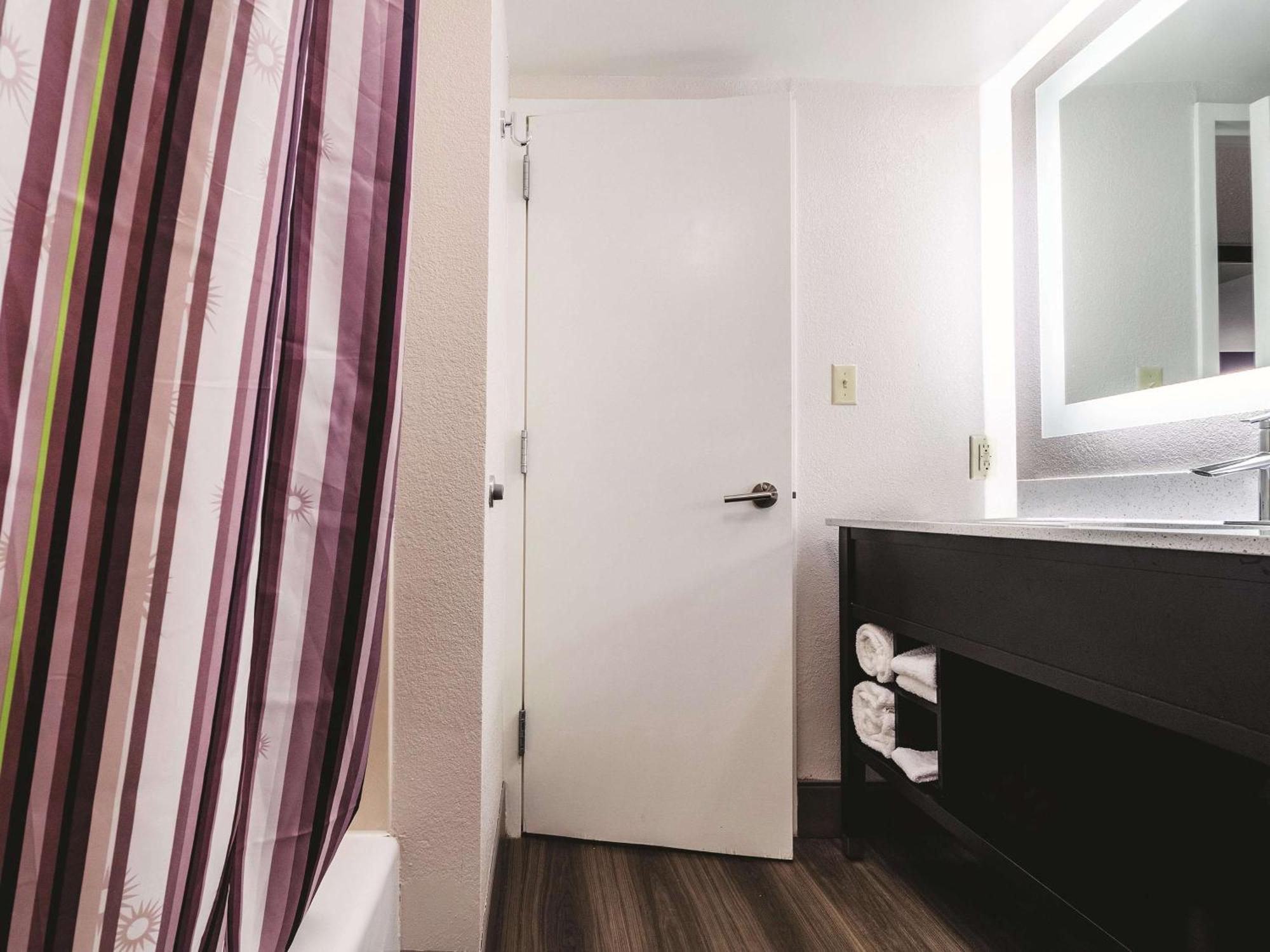 Deluxe King Suite,1275643858:JPEG