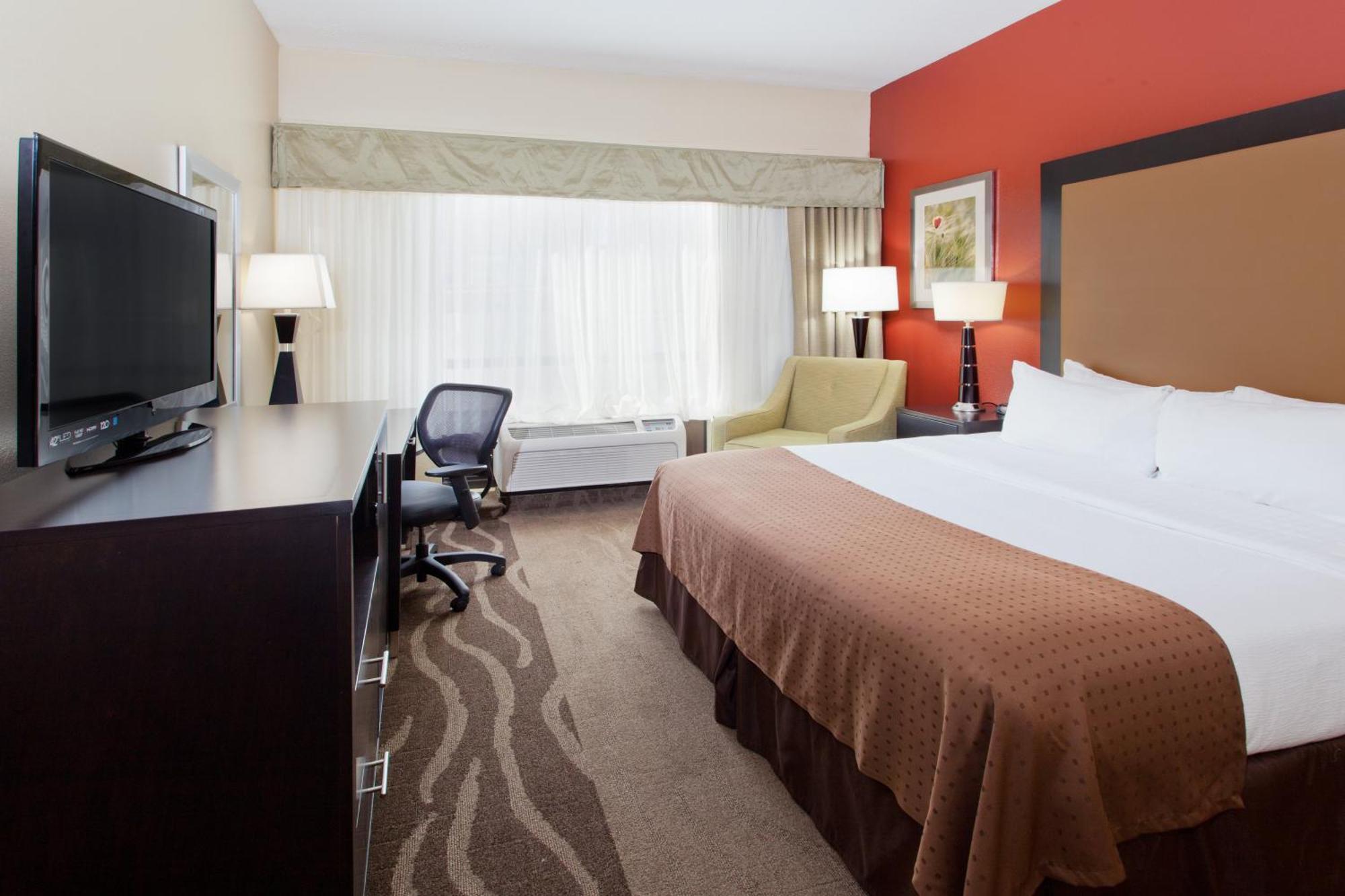 Standard King Room with Roll-In Shower - Communications Access