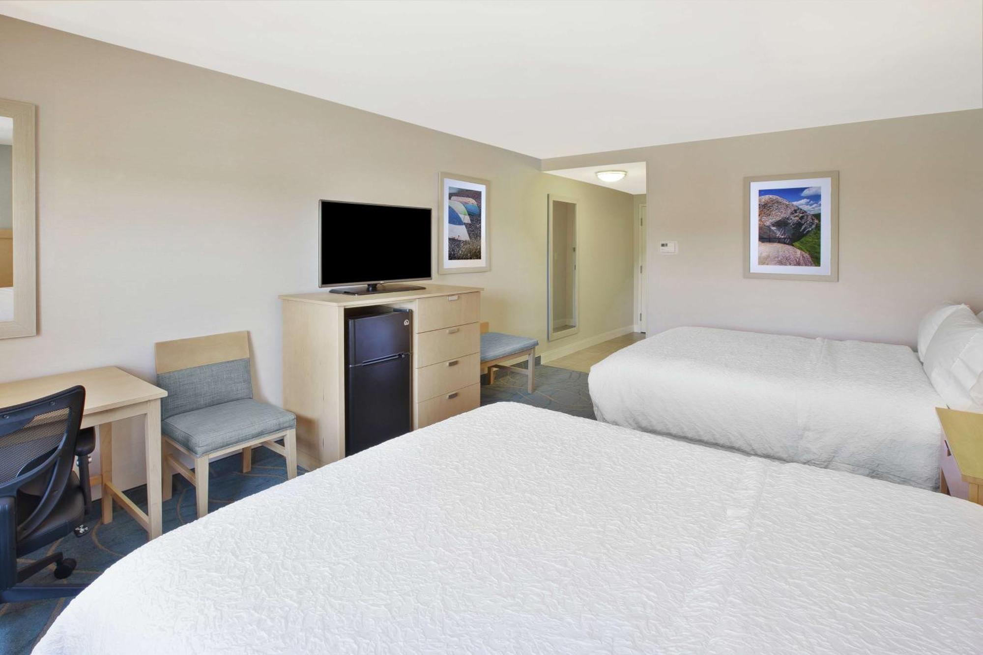 Queen Room Two Queen Beds Hearing Accessible or Non-Smoking,1276097842:JPEG