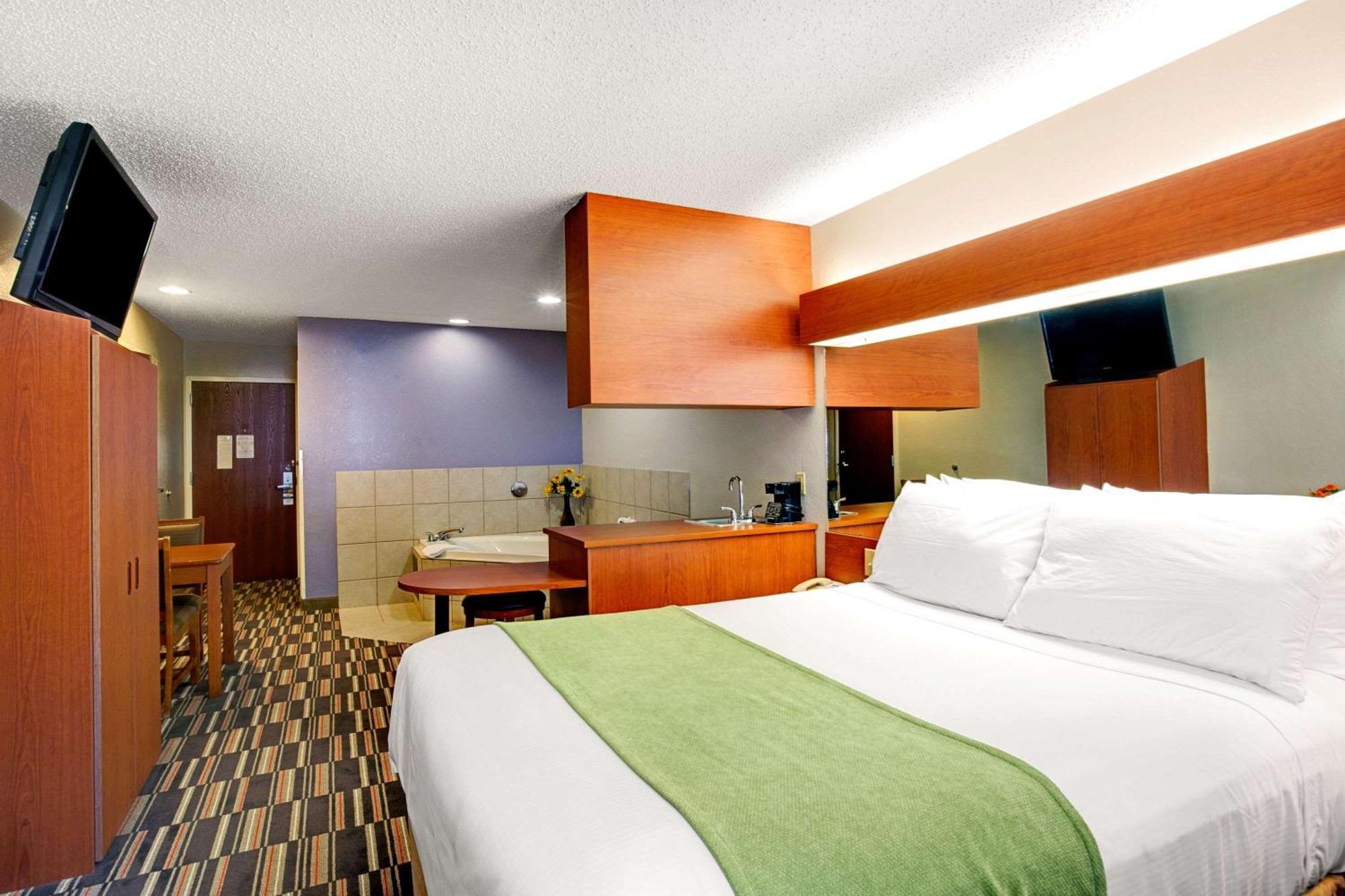 Deluxe Queen Studio Suite  - Non-Smoking,1276661419:JPEG