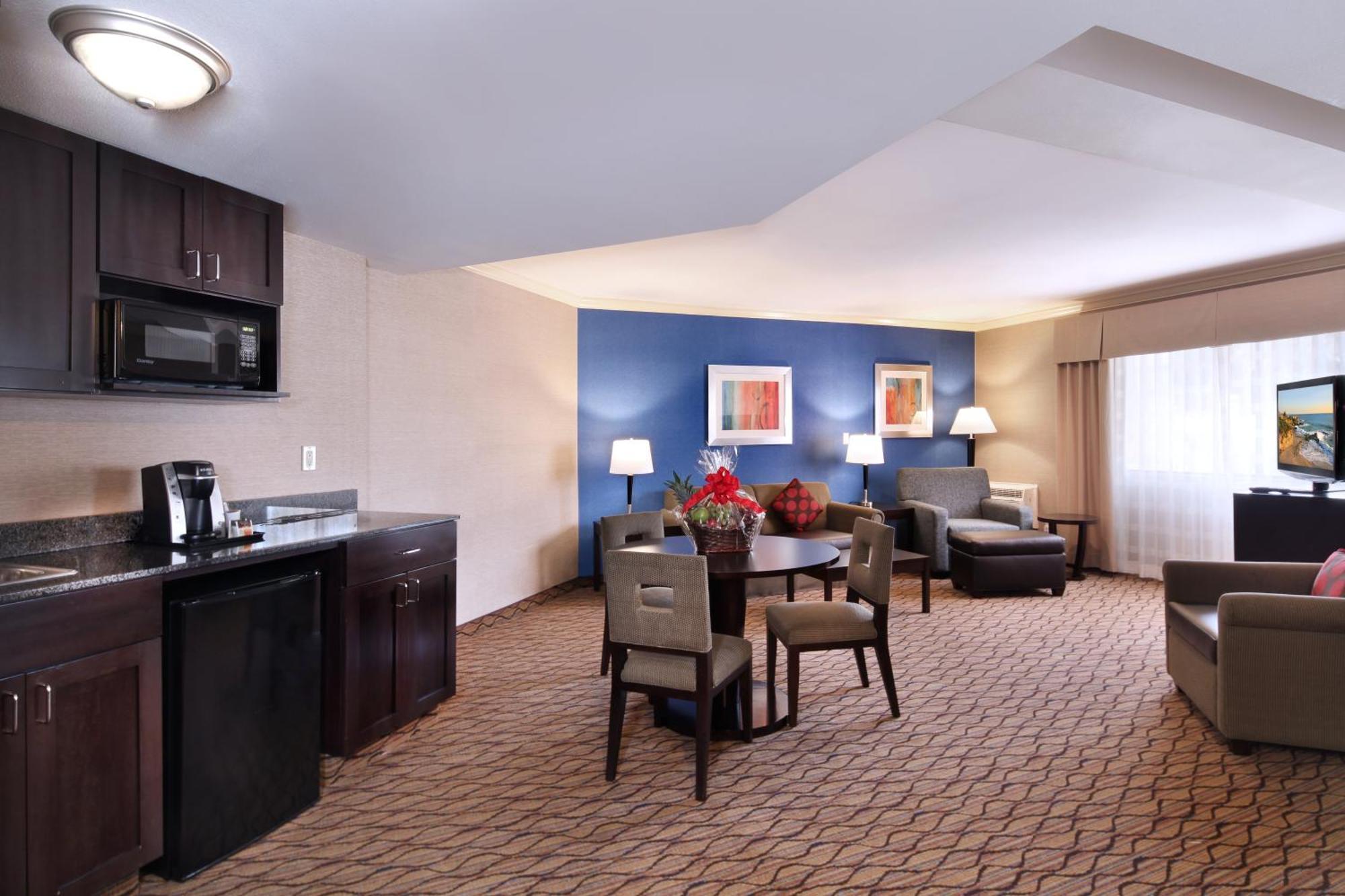 One-Bedroom Suite,1276722436:JPEG