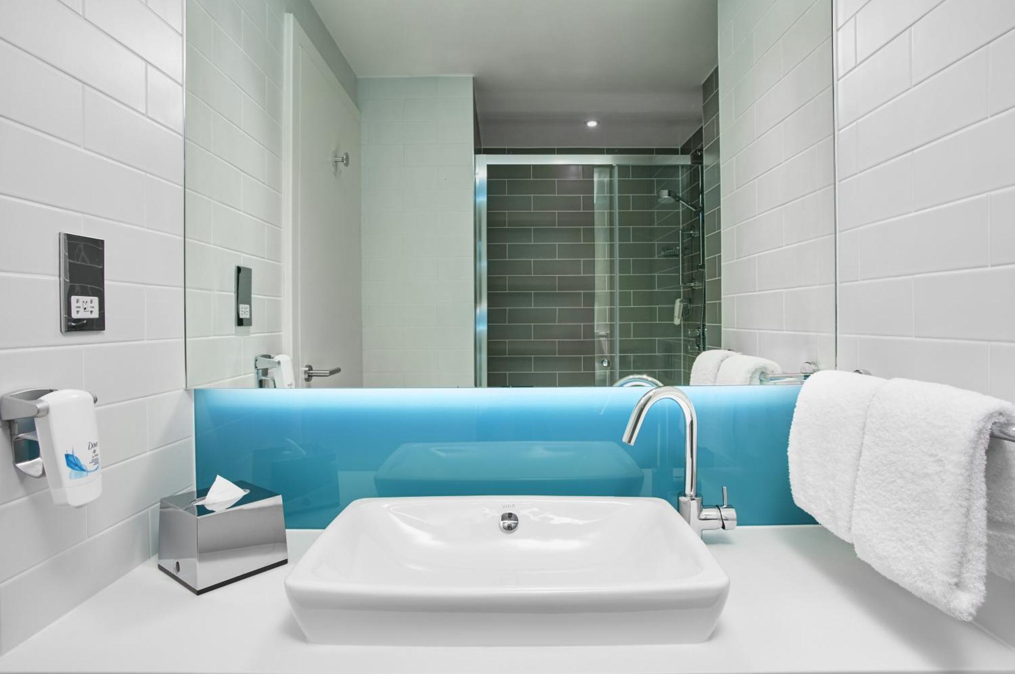 Habitación doble estándar con sofá cama individual y desayuno caliente gratuito