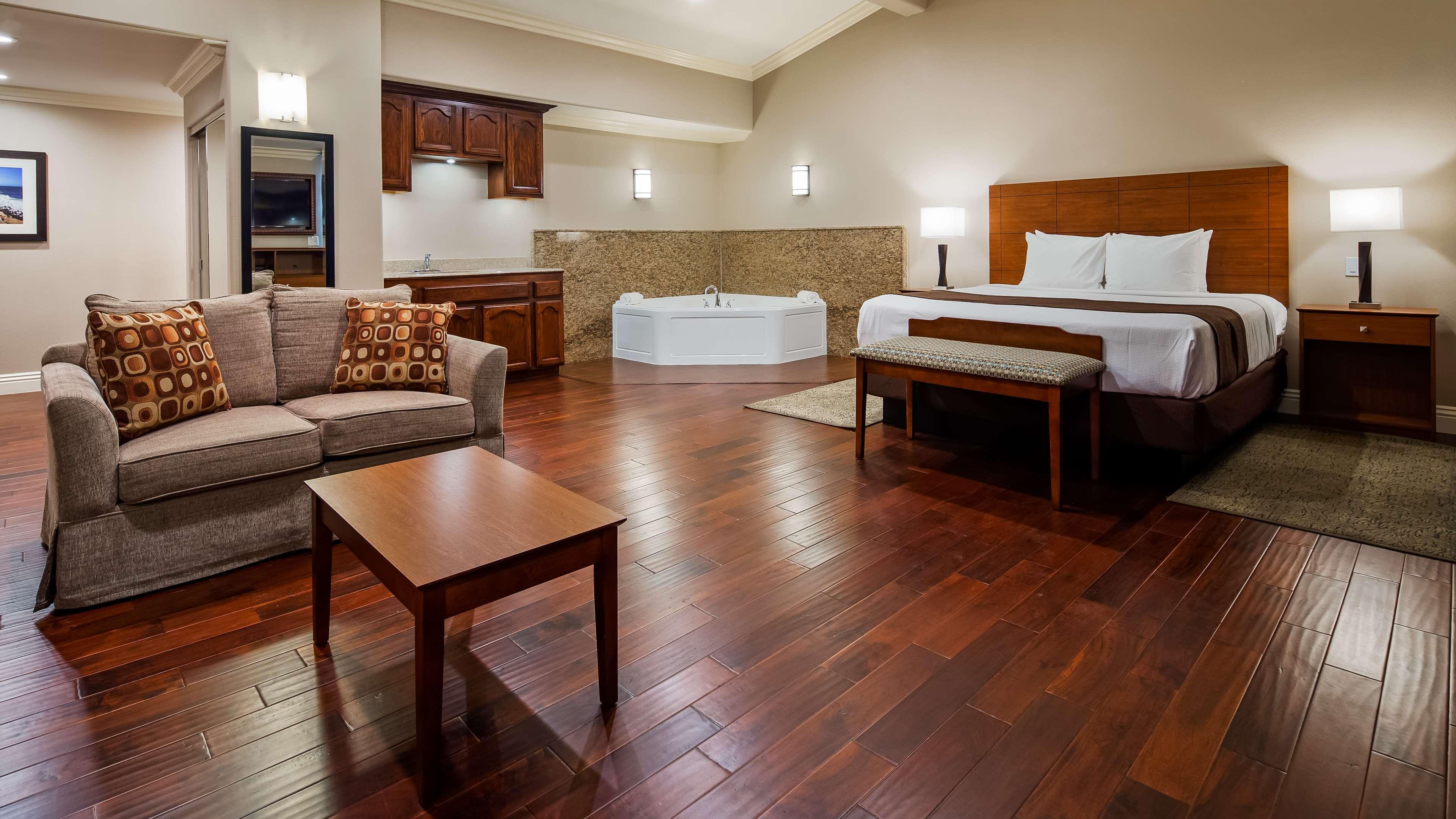 King Suite with Spa Bath - Non-Smoking