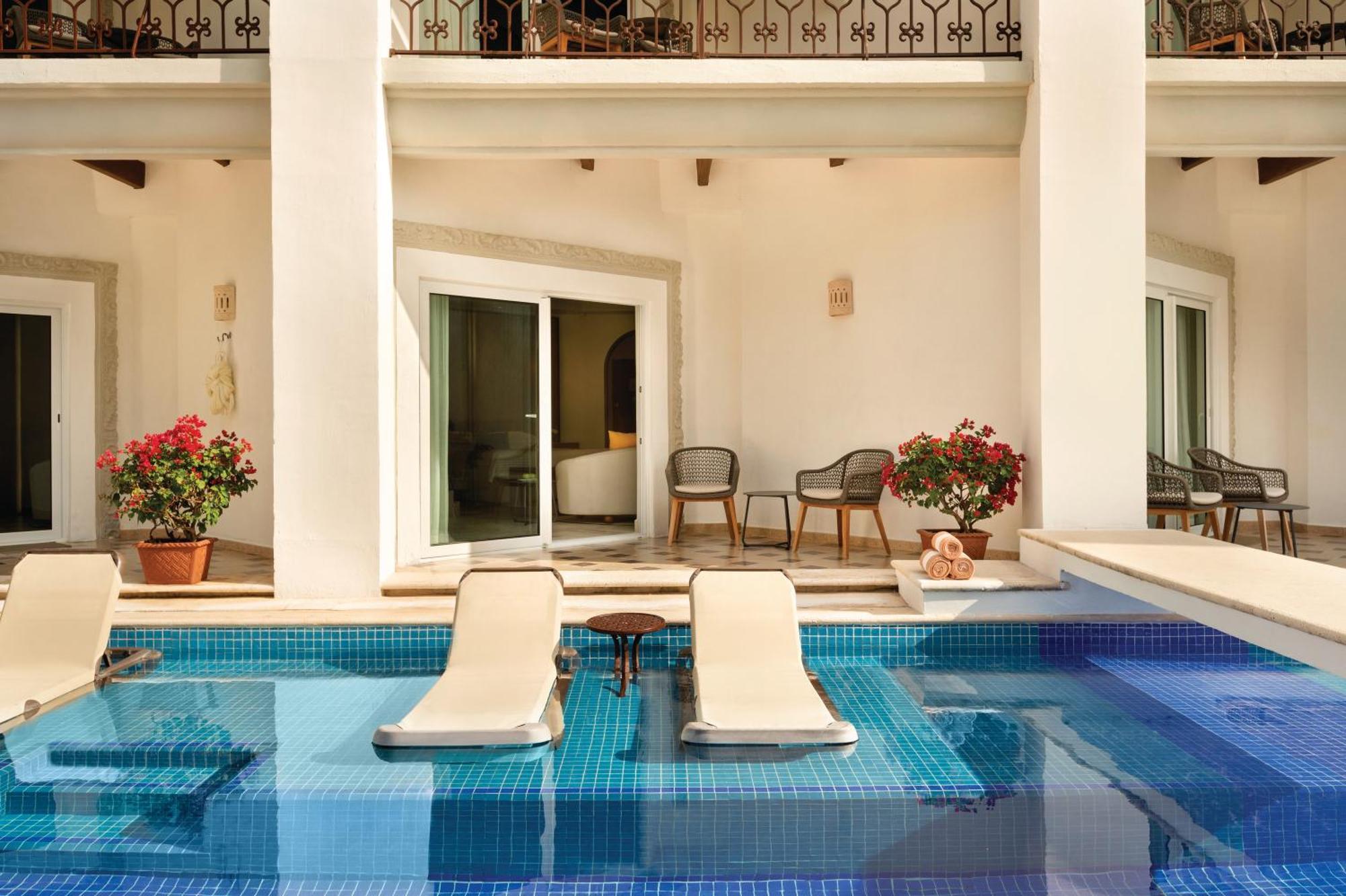 Junior Suite Swim-Up - 2 Queen Beds