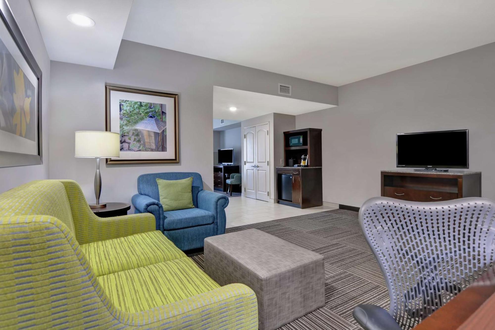 One-Bedroom King Suite with Roll-in Shower - Mobility Accessible,1551655954:JPEG